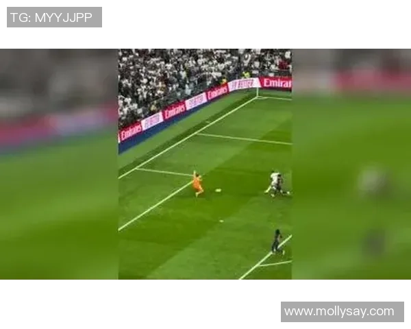 姆巴佩接直塞突破防线禁区内倒地裁判未做判罚引争议